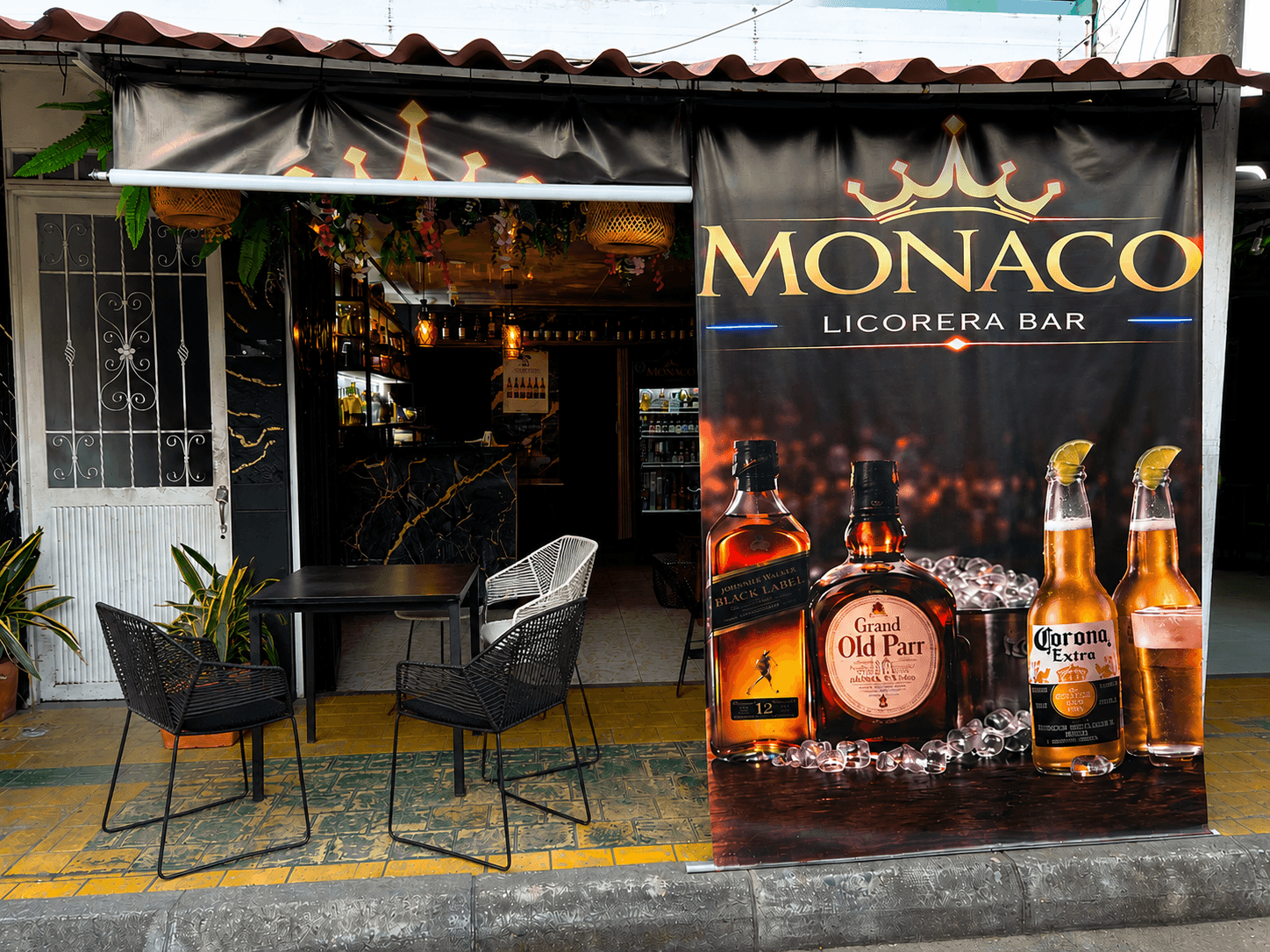 Mónaco Licorera Bar